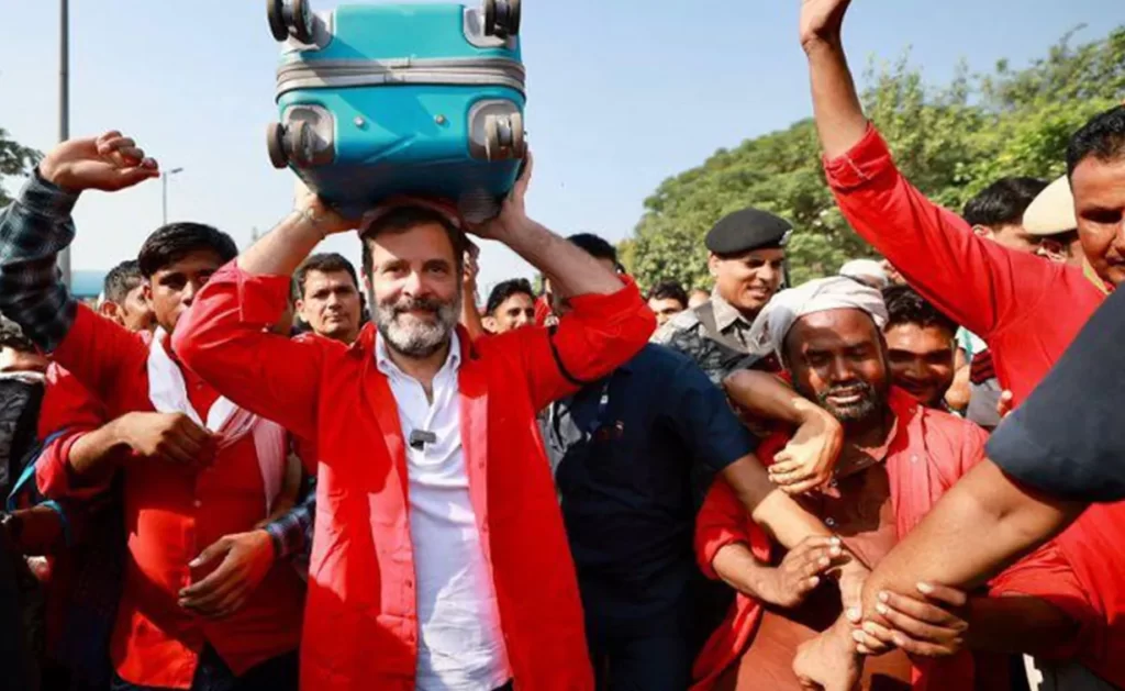 Rahul Gandhi Carries Luggage like a Coolie at Anand Vihar ISBT